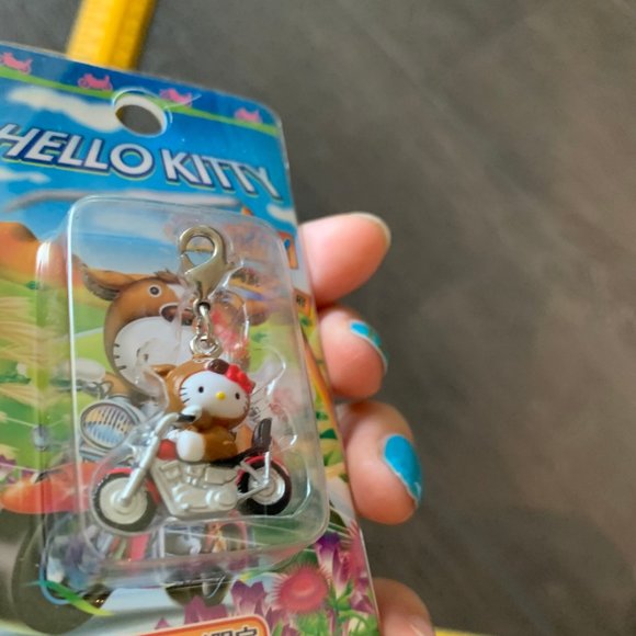2006 HELLO KITTY CELL PHONE CHARM - Picture 4 of 7